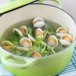 Làm canh bầu nấu ngao cho buổi cơm tối