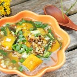 Làm canh bí đỏ nấu đậu phộng chay
