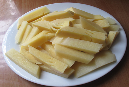 Làm canh măng nấu mộc cho bà bầu dưỡng thai