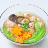 Làm canh măng nấu mộc cho bà bầu dưỡng thai