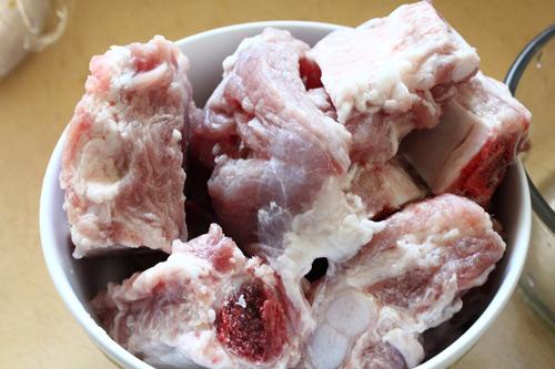 Làm canh sườn non nấu cải chua