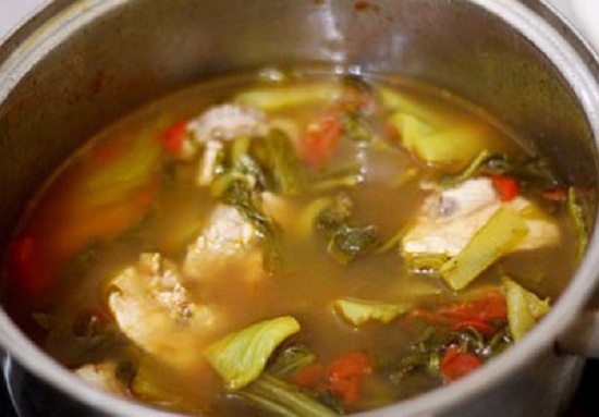 Làm canh sườn non nấu cải chua