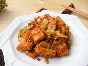 Làm đậu hũ xào kim chi lạ miệng, ngon cơm