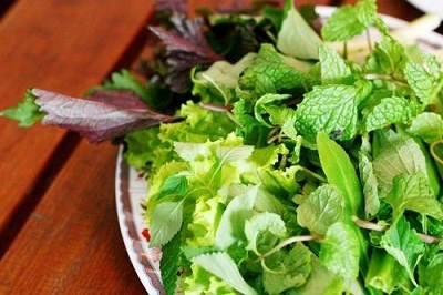 Làm gỏi bò nướng rau thơm ngon miệng trong bữa cơm ngày cuối tuần