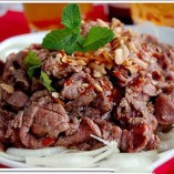 Làm gỏi bò nướng rau thơm ngon miệng trong bữa cơm ngày cuối tuần