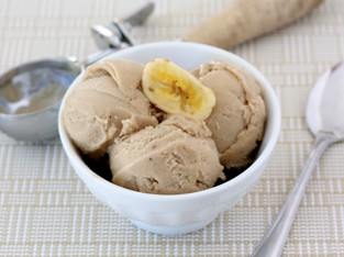 Làm kem chuối mát lạnh bằng máy xay sinh tố