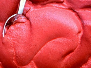 Làm kem dâu mát lạnh trong 5 phút