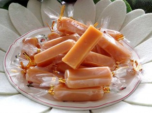 Làm kẹo sữa mời khách ngày Tết