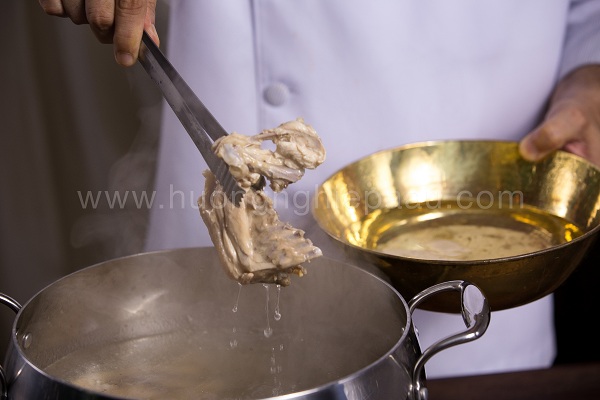 Làm lẩu cá lăng nấu măng chua hấp dẫn cho ngày cuối tuần