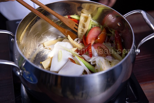 Làm lẩu cá lăng nấu măng chua hấp dẫn cho ngày cuối tuần