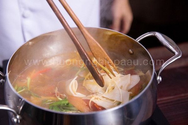 Làm lẩu cá lăng nấu măng chua hấp dẫn cho ngày cuối tuần