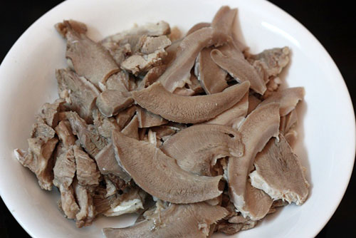 Làm lưỡi heo trộn chua ngọt cho bữa cơm trưa mùa hè