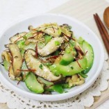 Làm món dưa leo xào chay