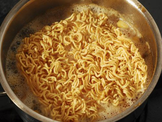 Làm món mì gói chiên giòn ngày mưa