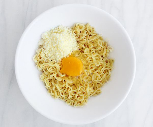 Làm món mì gói chiên giòn ngày mưa