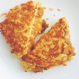 Làm món mì gói chiên giòn ngày mưa