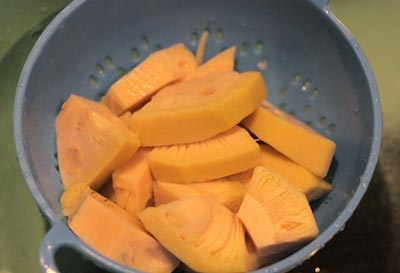 Làm món mít non kho thịt heo