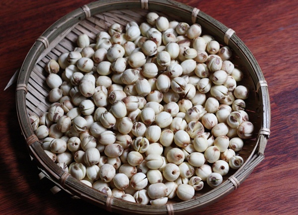 Làm mứt hạt sen giàu dinh dưỡng cho trẻ món ăn vặt mùa hè