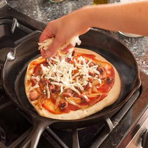 Cách làm pizza không cần lò nướng