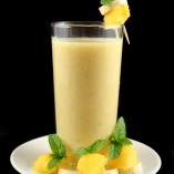 Làm sinh tố nước dừa mát lành