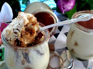 Làm tiramisu hũ nhanh ngon đúng vị