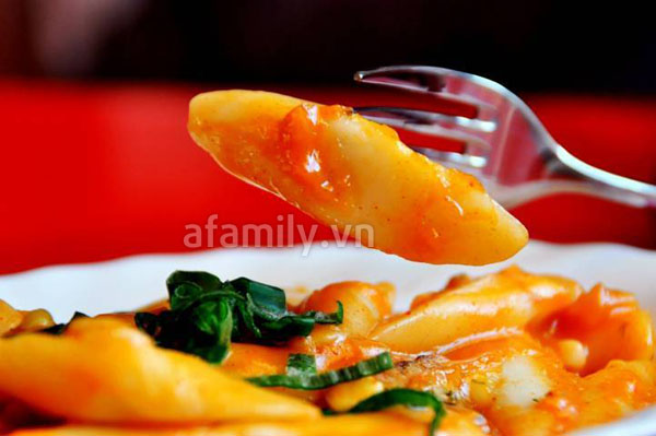 Làm Tteokbokki - món ăn vặt nổi tiếng của Hàn Quốc