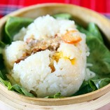 Làm xôi hấp lá gừng ấm bụng ngày mưa lạnh