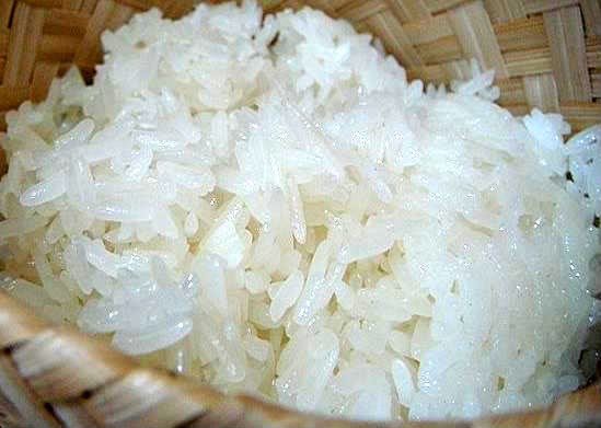 Làm xôi lòng gà nóng hổi dùng cho bữa điểm tâm sáng