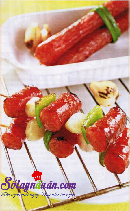 Lạp xưởng nướng củ hành thơm ngon béo ngậy