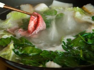 Lẩu bò hải sản nóng hổi cho ngày mưa lạnh