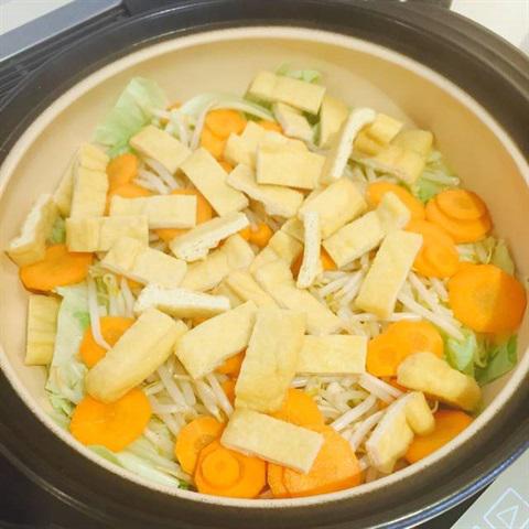 Cách làm lẩu cá hồi rau củ