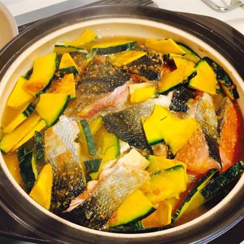 Cách làm lẩu cá hồi rau củ