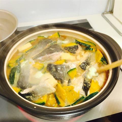 Cách làm lẩu cá hồi rau củ