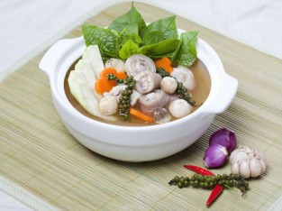 Lẩu đuôi heo tiêu xanh