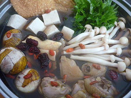 Lẩu gà ngải cứu