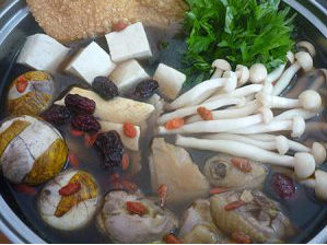 Lẩu gà ngải cứu