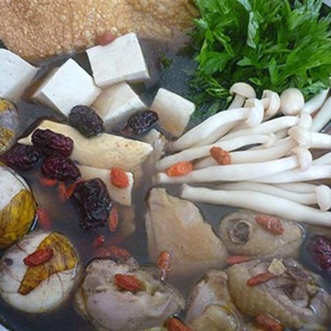 Cách làm lẩu gà với ngải cứu