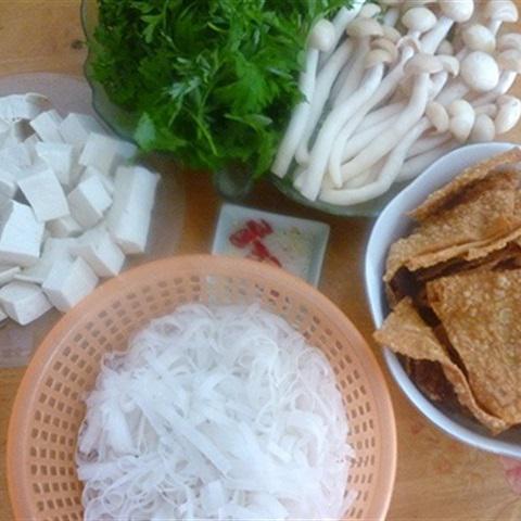 Cách làm lẩu gà với ngải cứu