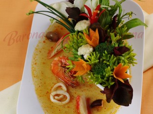 Lẩu hải sản chua cay (Thuyền hoa)