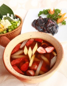 Lẩu trái cây gà rừng