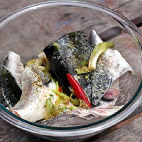 Cách làm lẩu với đầu cá hồi