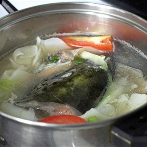 Cách làm lẩu với đầu cá hồi