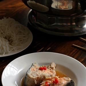 Cách làm lẩu với đầu cá hồi