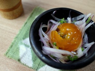 Lòng đỏ trứng ngâm nước tương