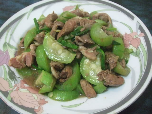 Lòng gà xào mướp hương đơn giản mà hấp dẫn