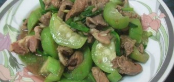 Lòng gà xào mướp hương đơn giản mà hấp dẫn