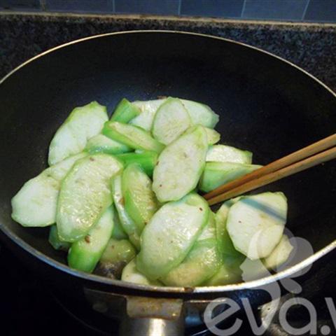 Cách làm lòng gà xào mướp hương