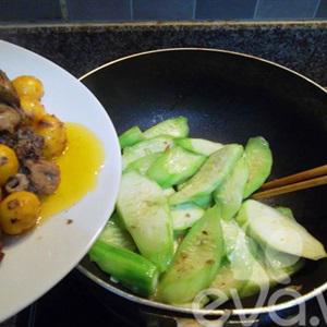 Cách làm lòng gà xào mướp hương