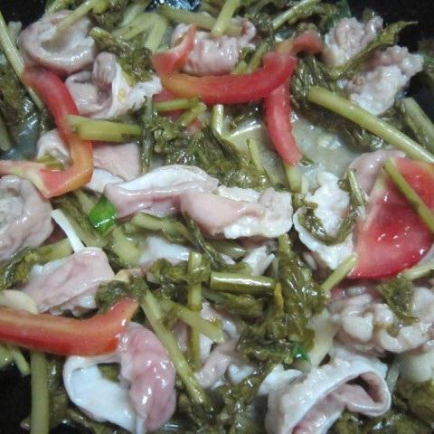 Cách làm lòng heo xào dưa chua