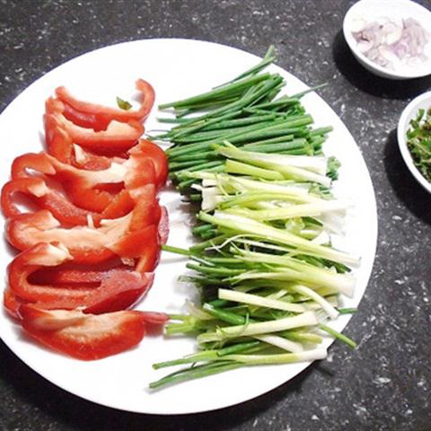 Cách làm lòng heo xào hành